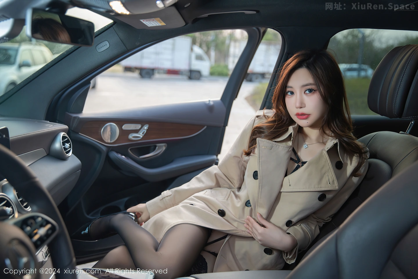 图片[5]-[XiuRen秀人网]VOL.8371 女神绮里嘉ula车内场景性感黑色蕾丝内衣配黑丝吊袜撩人诱惑写真77P-秀人网官方网站